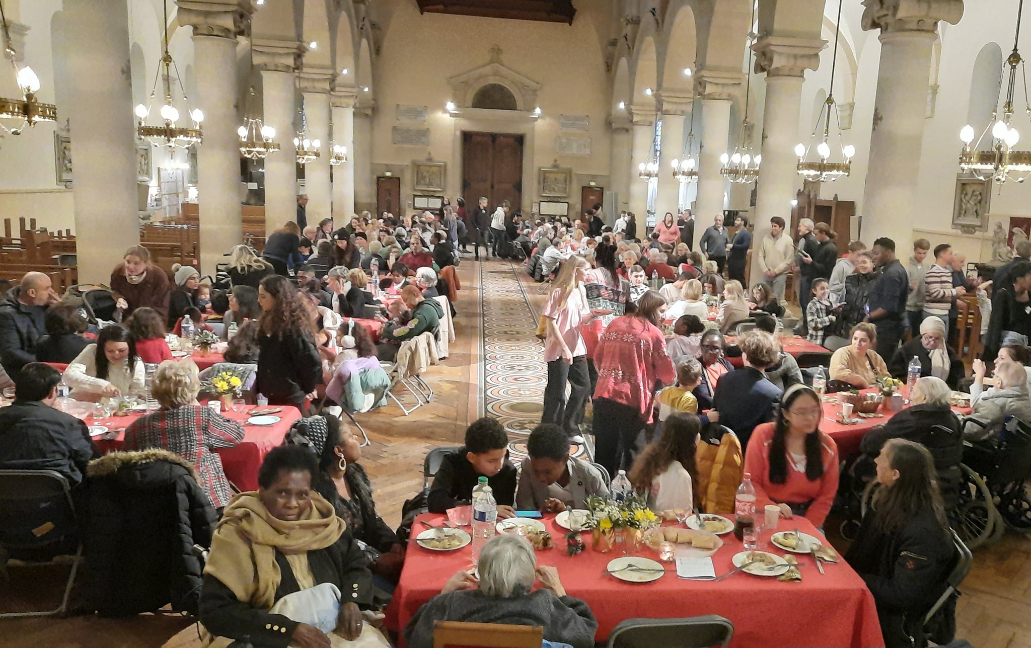 « Sinon j’aurais été seul » : 200 personnes isolées réunies à l’église de Charenton pour un déjeuner de Noël